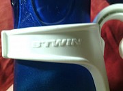 Бутылка пластмассовая для воды с держателем на велосипед бренд BTWIN спортивная Москва объявление с фото
